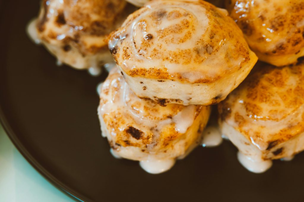 Hausgemachte Zimtschnecken aus der Heißluftfritteuse mit Zimtfüllung